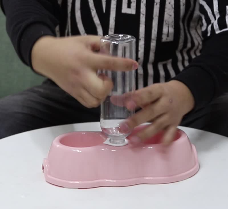 Trinkspender mit Futterschale